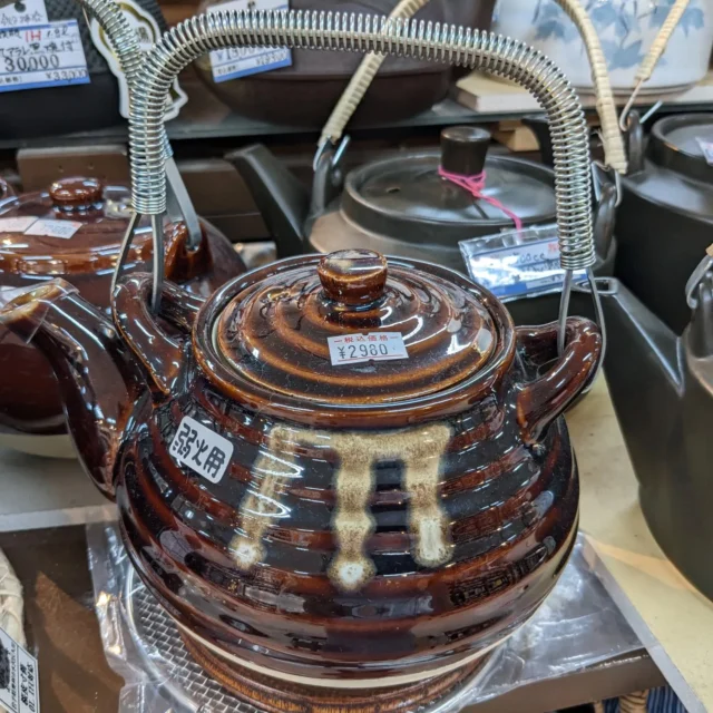 品名　直火対応煎じ土瓶
サイズ　1リットル〜2リットル位
　主に煎じ薬を煮出すときに使われます。
冬場は石油ストーブの上に置いて、加湿のために使われることもあります。