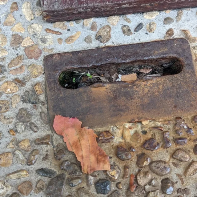 お店のシャッター柱を立てる穴