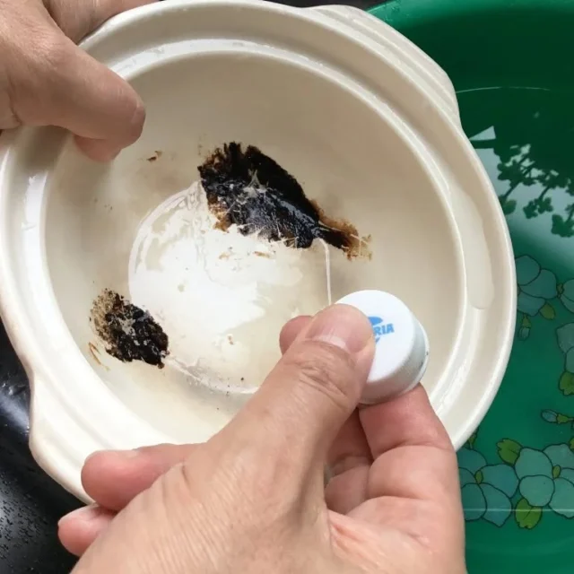 土鍋の焦げ落としにキャップ
　この季節は土鍋メニューが増えるものですが、土鍋の焦げ落としにいつも苦労します。親指の爪で擦って落とすのが常套手段でしたが、土鍋料理の度に爪がすり減って、とても追いつきません。
　そこでペットボトルのキャップで擦ったところ、土鍋も傷付かず、いい感じで焦げが落とせました。
　よかったら、お試しください。