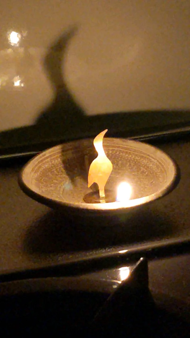 お皿を替えました。
三島手の小皿です。