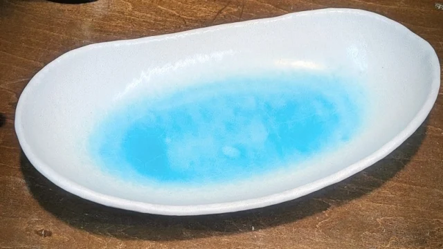 トルコブルー預け鉢
このお皿は、白地に鮮やかな水色の釉薬が広がっていて、まるで水面をのぞき込んだような透明感がありますね。縁のゆるやかな歪みも手仕事の温もりを感じさせ、ナチュラルで柔らかい印象を与えます。
見ているだけで心が落ち着く器です。

🍽️ 用途のおすすめ

冷製料理にぴったり：例えば「冷やしトマト」「カルパッチョ」「冷製パスタ」などを盛ると、水色の釉が料理の色をより引き立てます。

デザート皿にも◎：杏仁豆腐やゼリー、季節のフルーツを乗せても爽やかで上品です。

日常使いにも良く、少し楕円形なので盛り付けに動きが出ます。

長さ約25cm